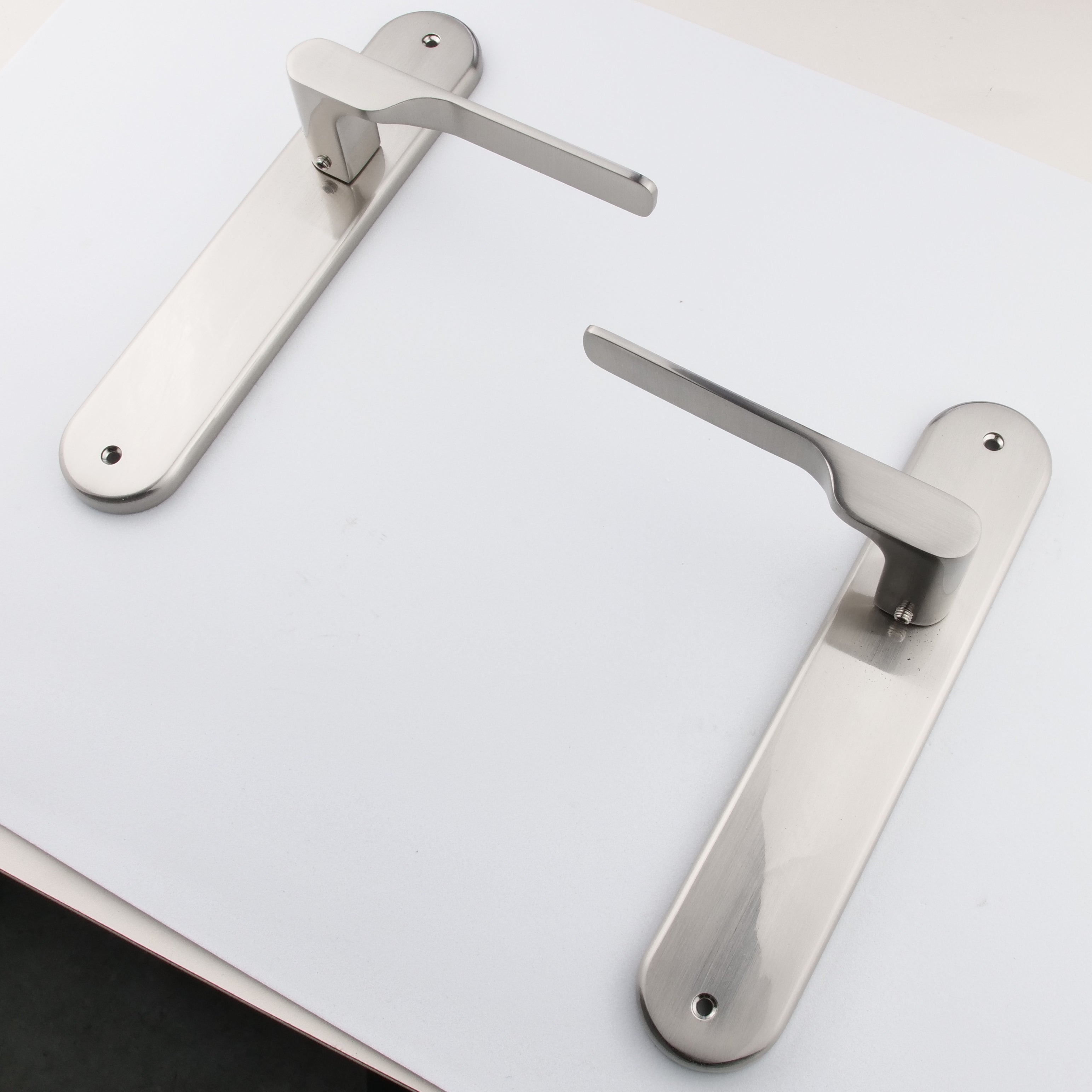 Türklinke Modell '640' mit ovalem Schild für Türen aus Zamak in satiniertem Nickel-Finish mit modernem Griff