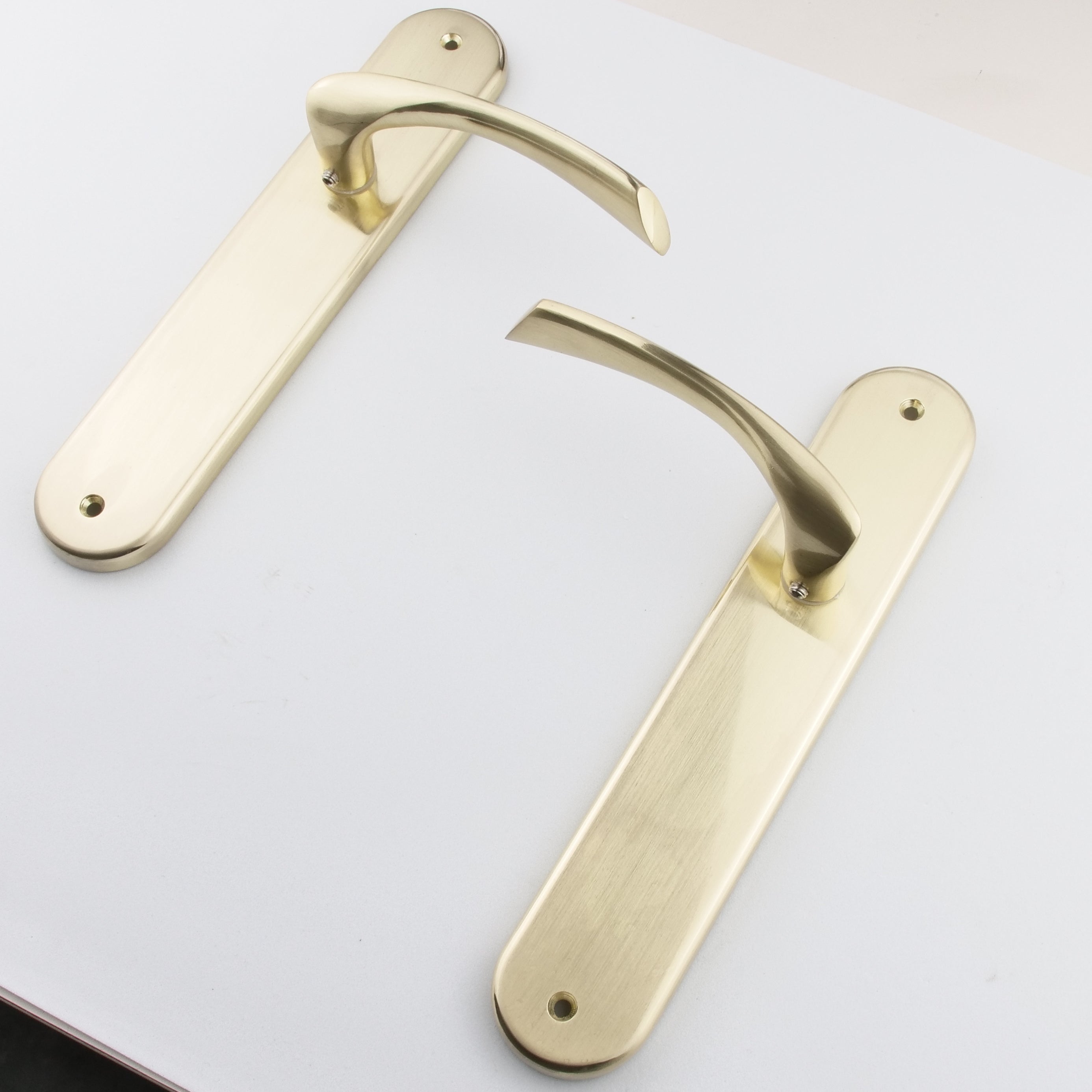 Türklinke aus Zamak Modell '556' mit ovaler Rosette in satiniertem Gold für Türen