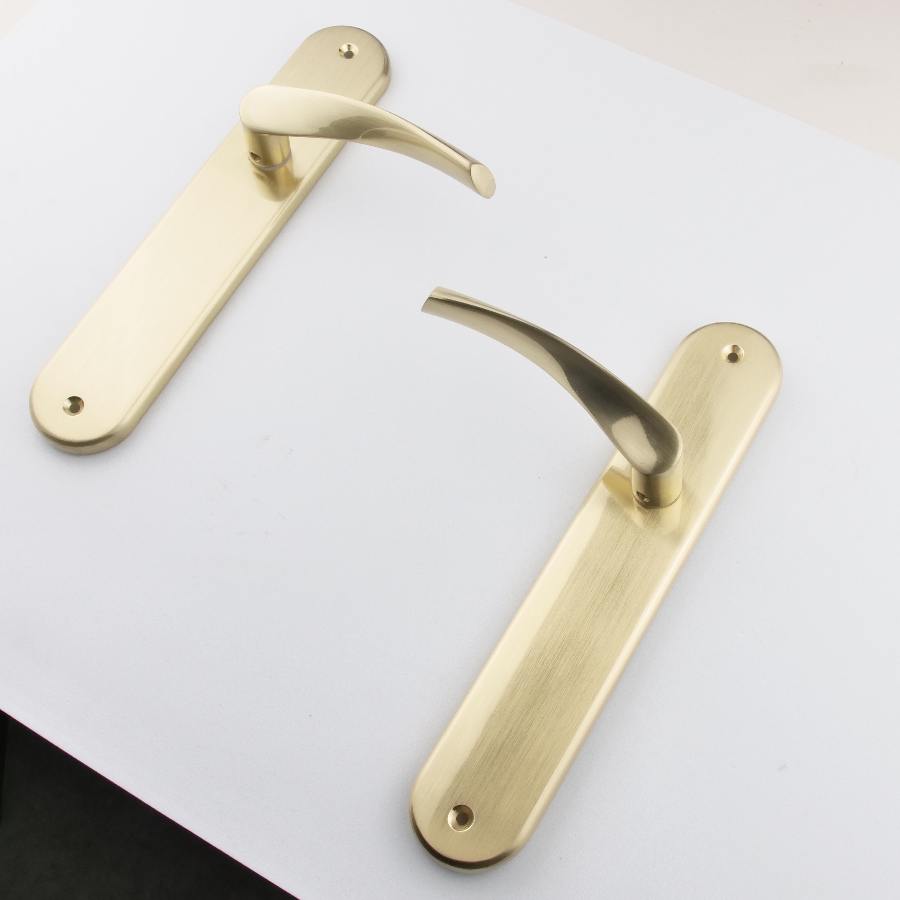 Türklinke Modell '136' mit ovalem Zamak-Schild in satiniertem Gold-Finish
