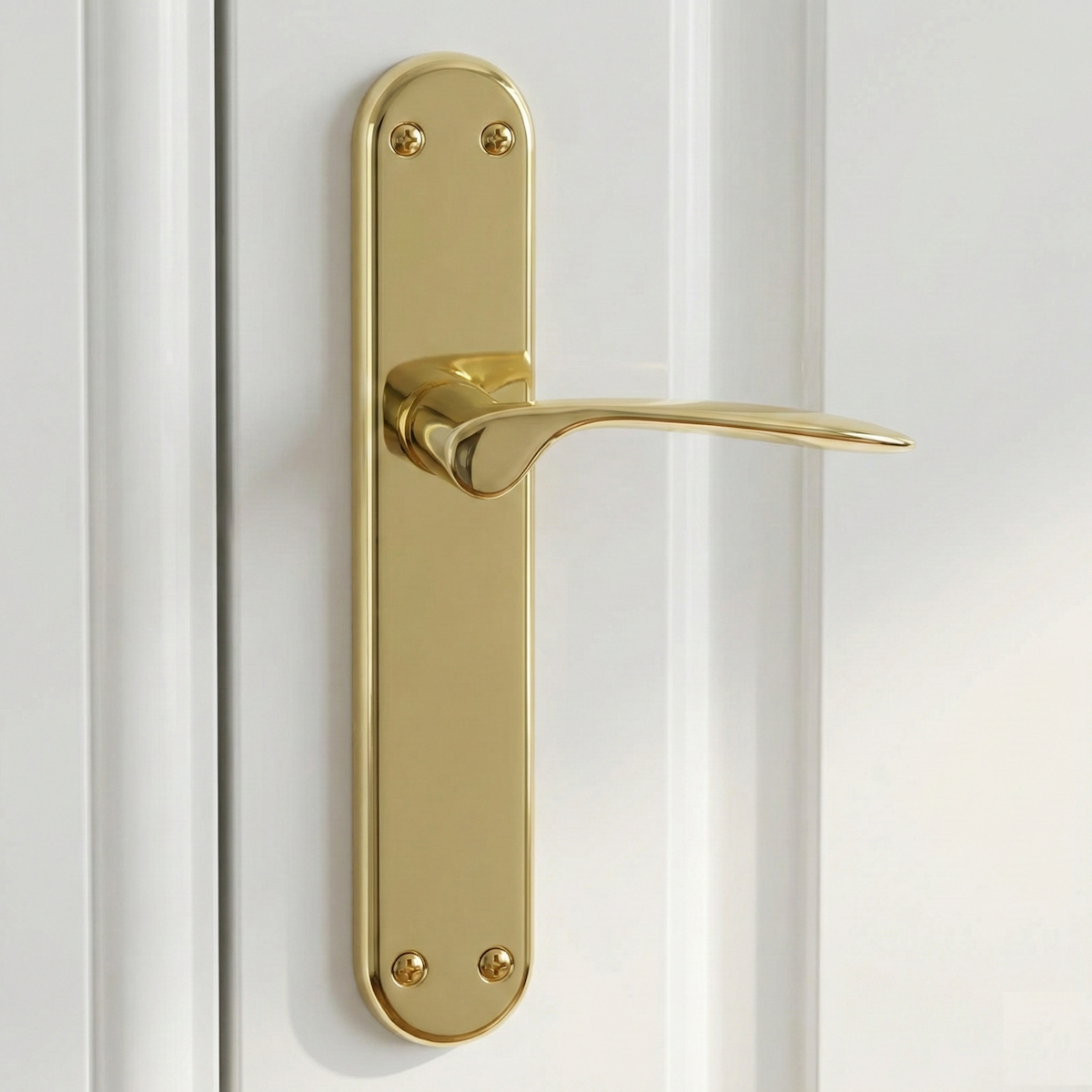 Türklinke mit ovaler Messingplatte in Gold-Finish Modell Pep für Türen