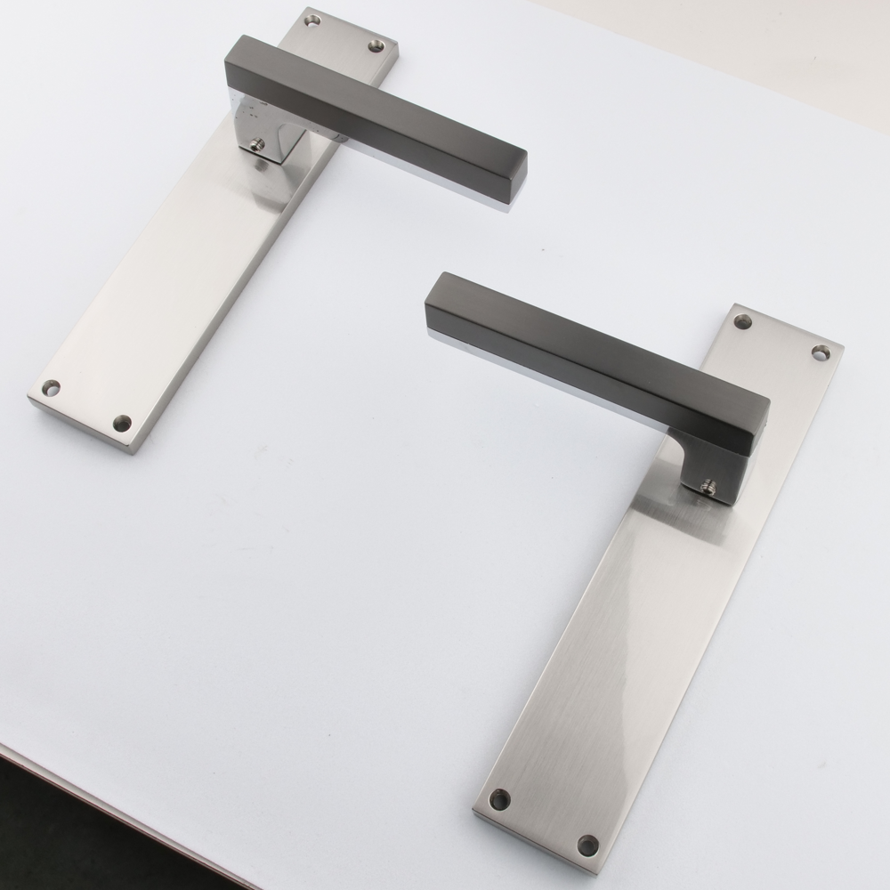Türklinke Modell '848' aus Zamak für Türen mit rechteckigem Schild in Bicolor-Graphit-Finish