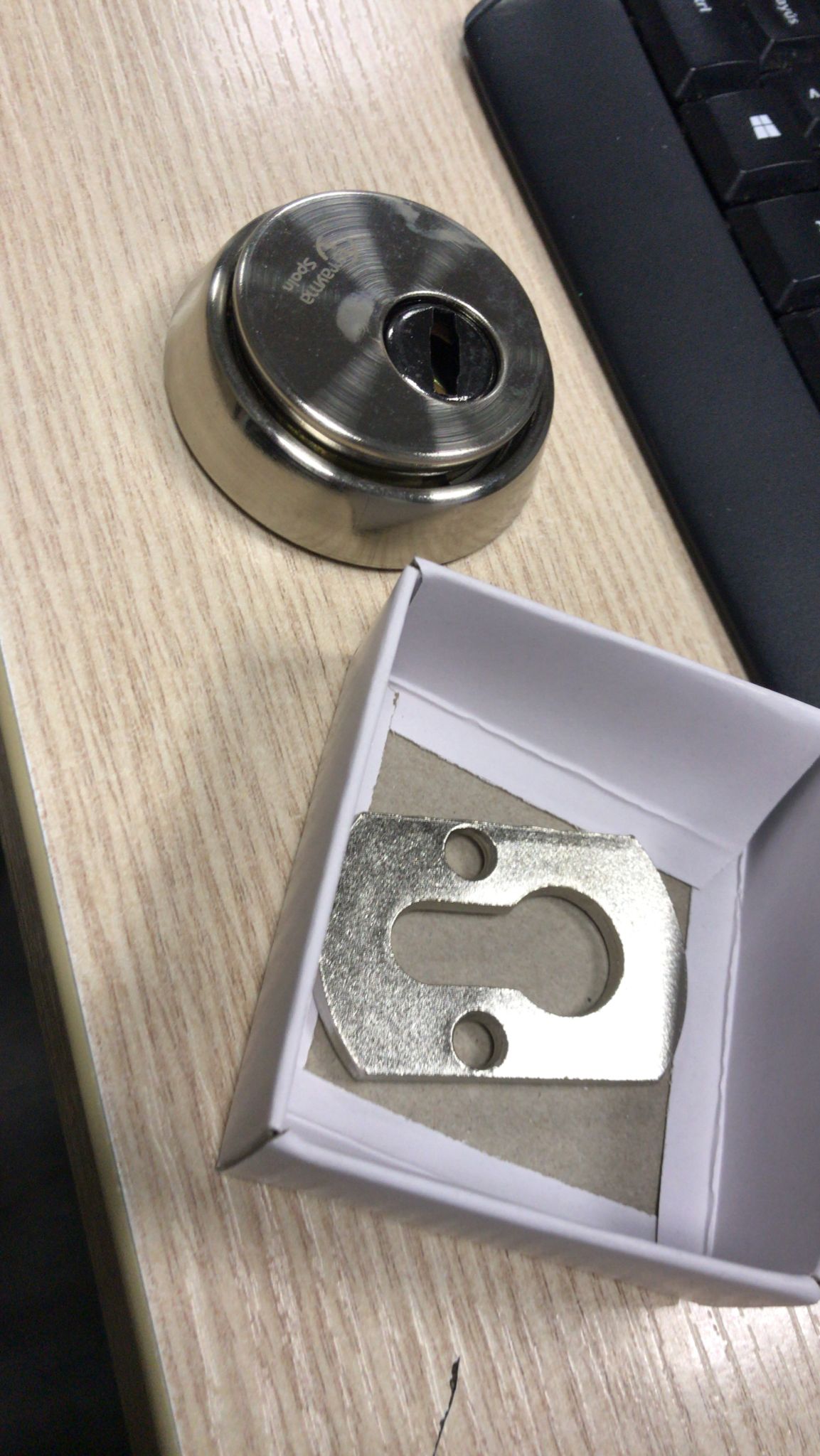 Vernickelter Schutzbeschlag für Eingangstüren