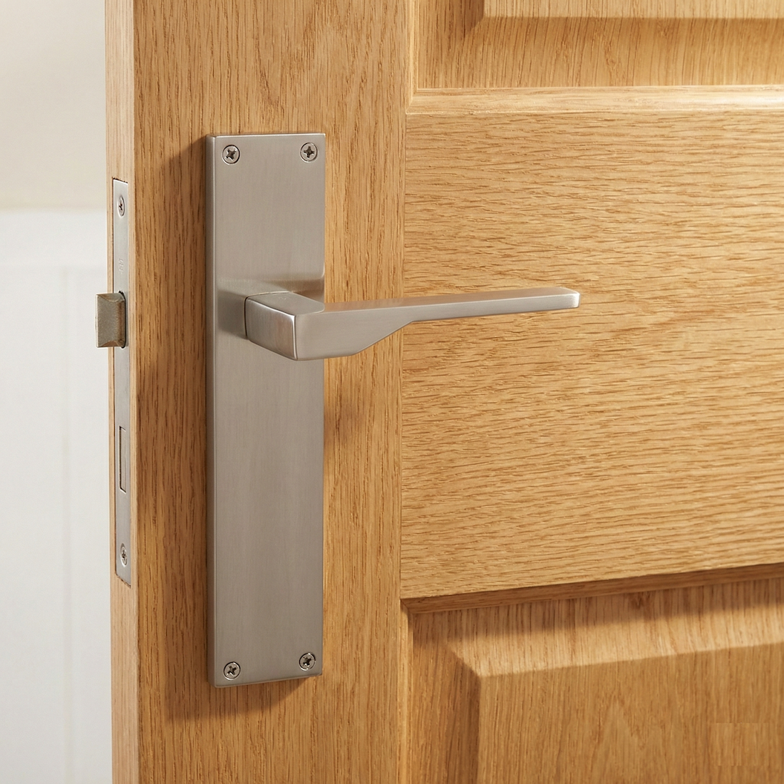Türklinke Modell '520' mit rechteckiger Zamak-Platte in satiniertem Nickel-Finish für Türen